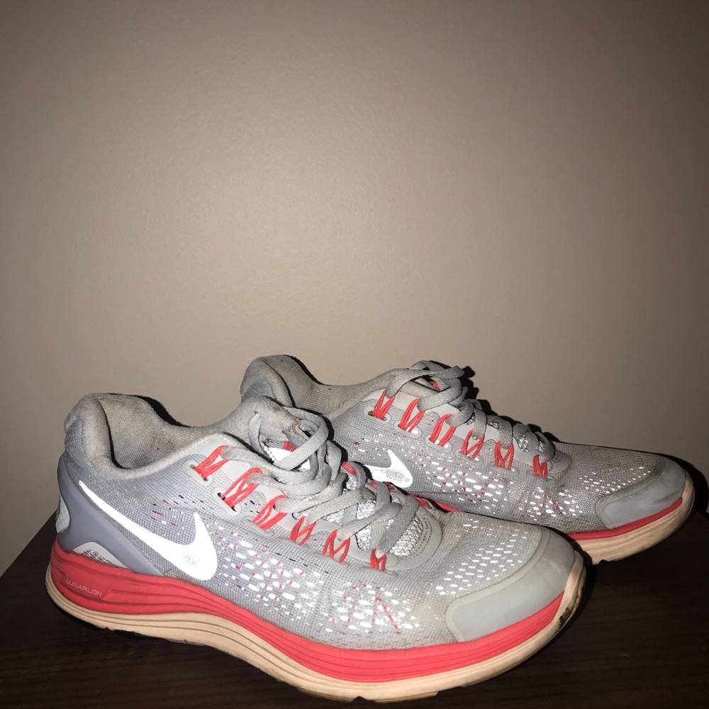 Stylish Size 7 Nike Women’s Sneakers